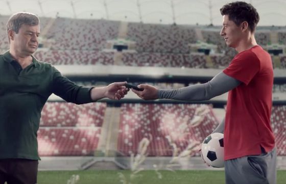 Robert Lewandowski na stadionie reklamuje 5G w T-Mobile (wideo)