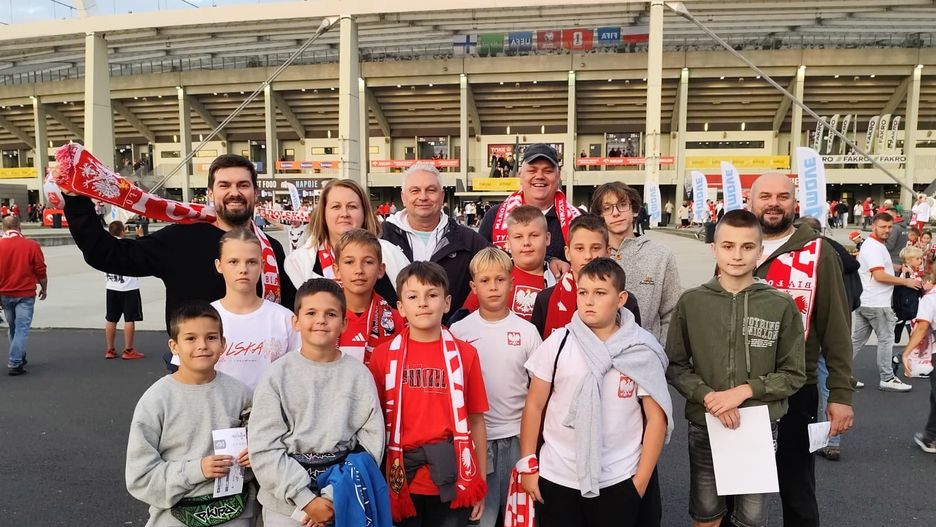 Młodzi kibice z powiatu kaliskiego na meczu Polski z Finlandią