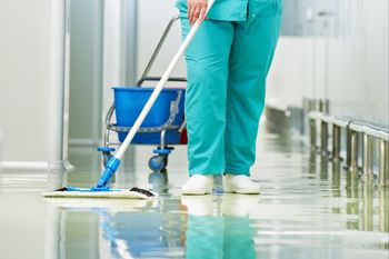 Personel sprzątający szpitala stracił dodatki. "Straszą zwolnieniami"