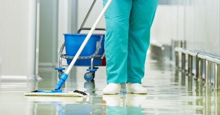 Personel sprzątający szpitala stracił dodatki. "Straszą zwolnieniami"