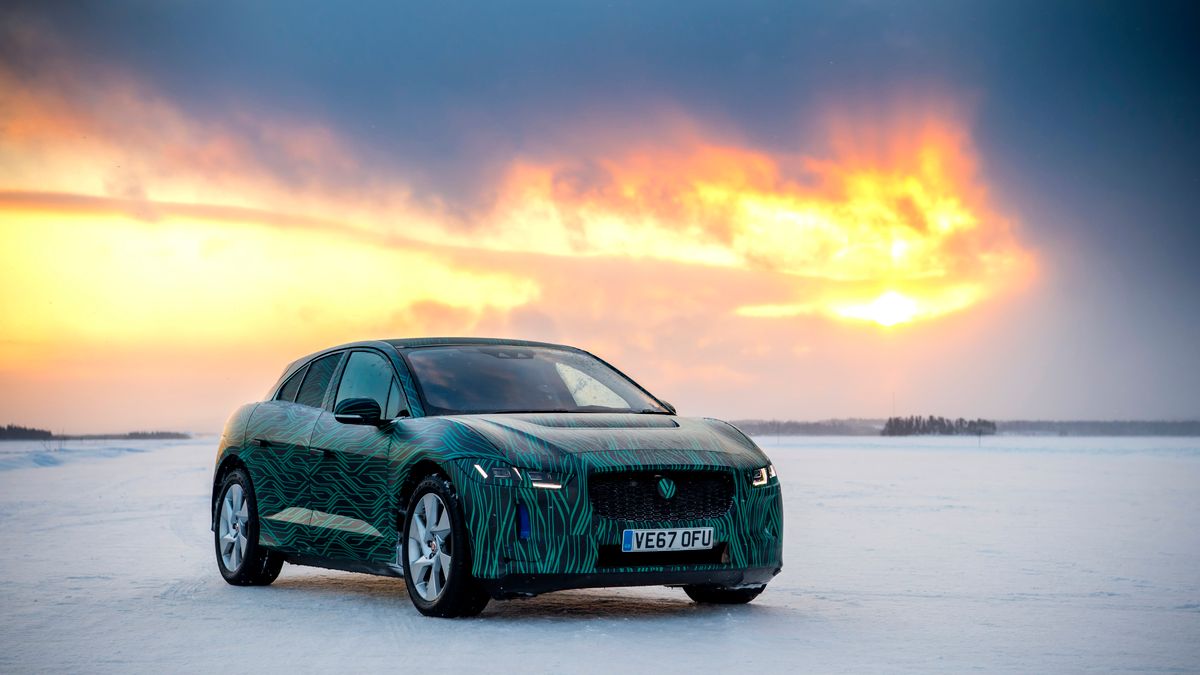 Według producenta I-Pace będzie idealnym samochodem na każdy dzień. Sprawdzi się zarówno w mieście, jak i podczas zimowych eskapad w miejsca, gdzie temperatura spada do około -40 stopni Celsjusza. Jako dowód Jaguar udostępnił materiały z testów w Szwecji i wygląda na to, że I-Pace sobie tam poradził.