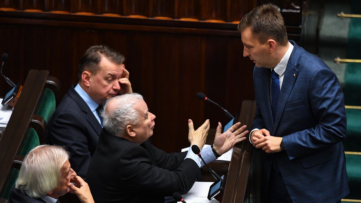 Warszawa, 21.11.2023. Prezes PiS Jarosław Kaczyński (2L), minister obrony narodowej Mariusz Błaszczak (3L), były wicemarszałek Sejmu Ryszard Terlecki (L) i minister-członek Rady Ministrów Łukasz Schreiber (P) na sali obrad Sejmu w Warszawie, 21 bm. Posłowie wybiorą składy sejmowych komisji m.in. do spraw Unii Europejskiej, etyki oraz do spraw służb specjalnych oraz członków Trybunału Stanu. (ad) PAP/Piotr Nowak