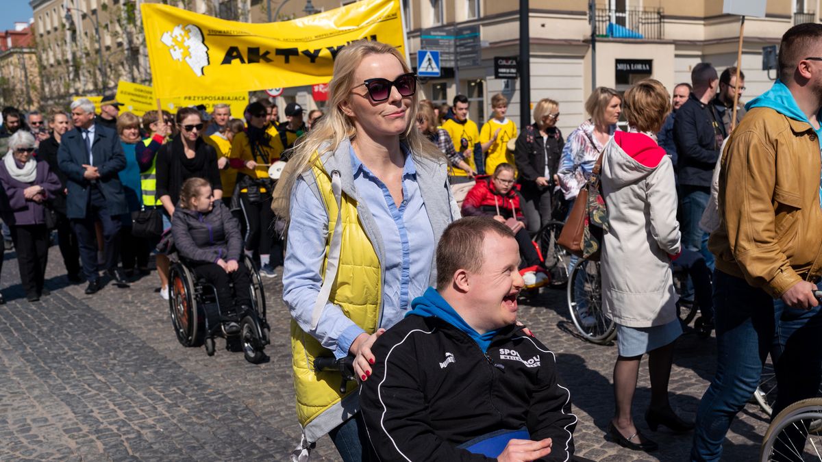 Bialystok, 05.05.2022. Ponad tysiac osob przeszlo ulicami Bialegostoku w Marszu Godnosci Osob Niepelnosprawnych. Marsz ma zwiazek z obchodzonym w Europie 5 maja Dniem Walki z Dyskryminacja Osob Niepelnosprawnych