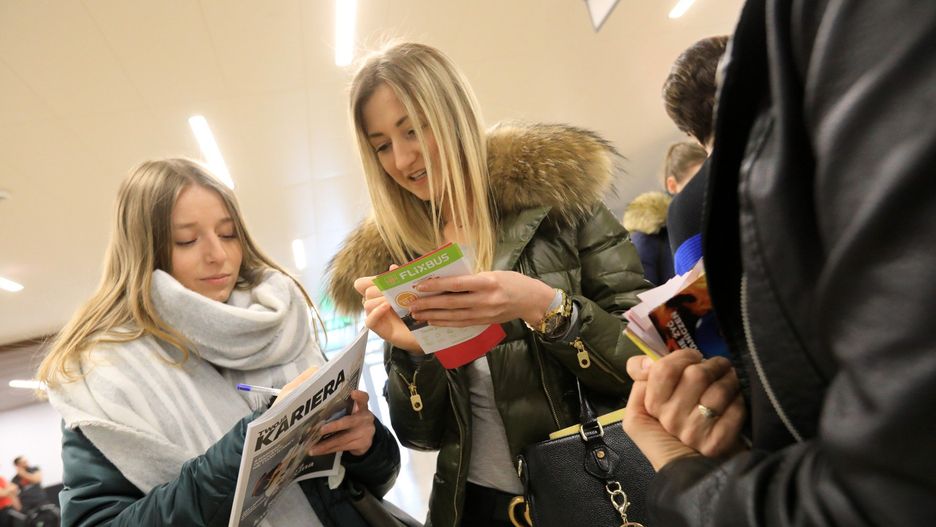 Młodzi chcą szybko i łatwo wejść w rynek pracy, a nie tracić czas na teorie. Programy stażowe i otrzymywane za pracę wynagrodzenie mobilizują ich do działania