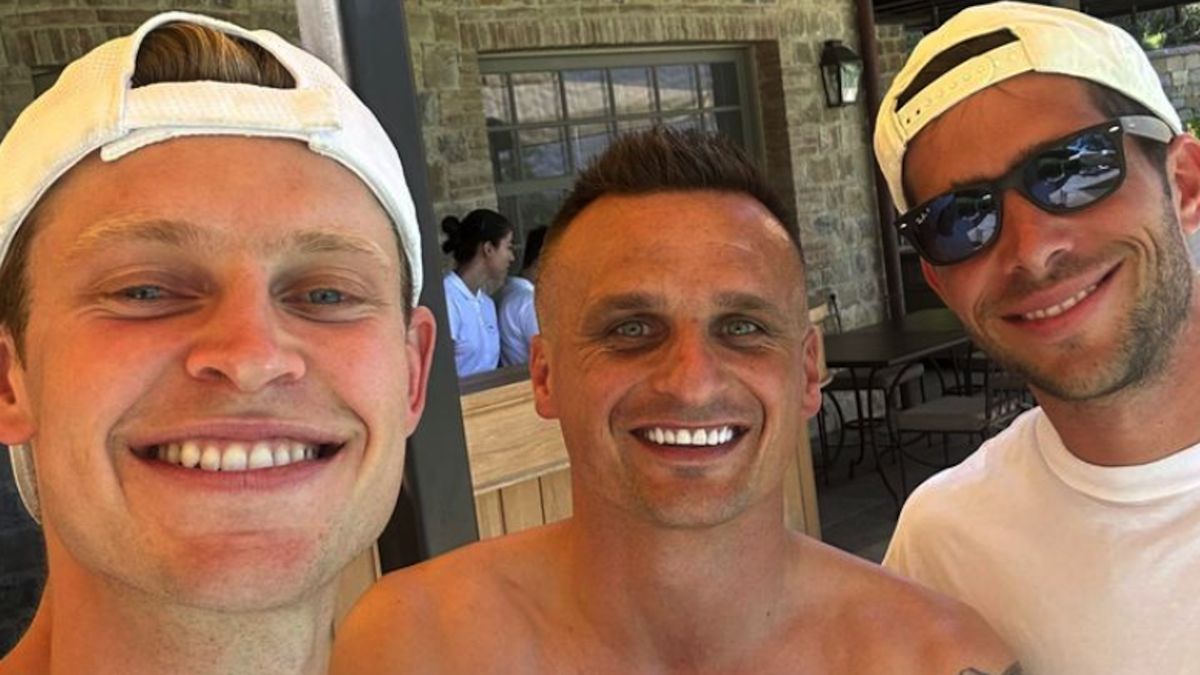 Od lewej: Frenkie de Jong, Sławomir Peszko i Sergi Roberto