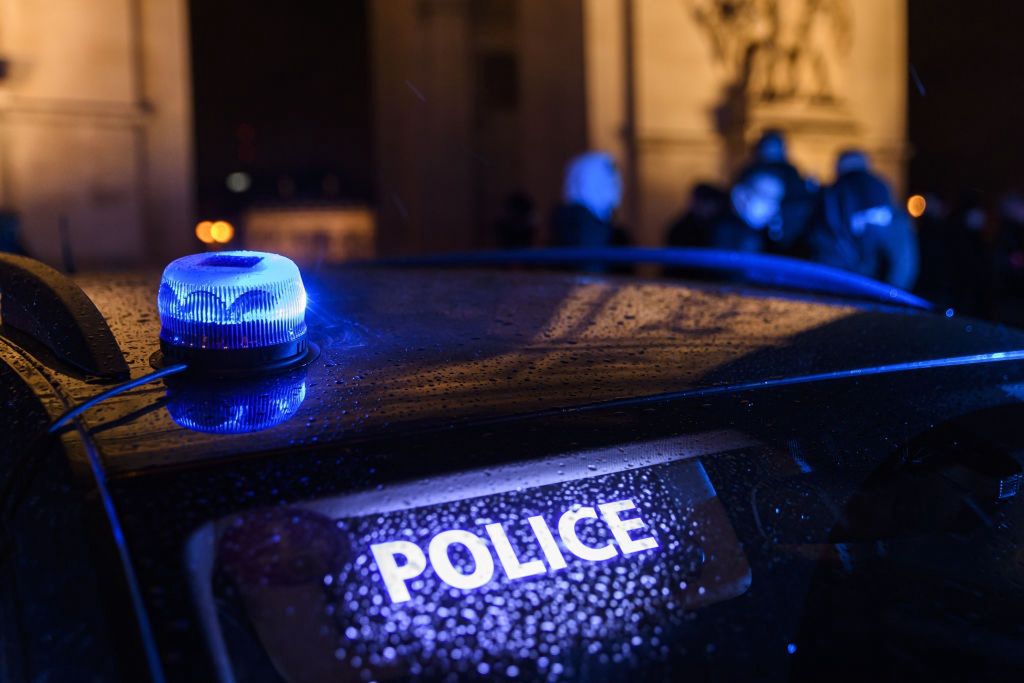 Francja wprowadza godzinę policyjną