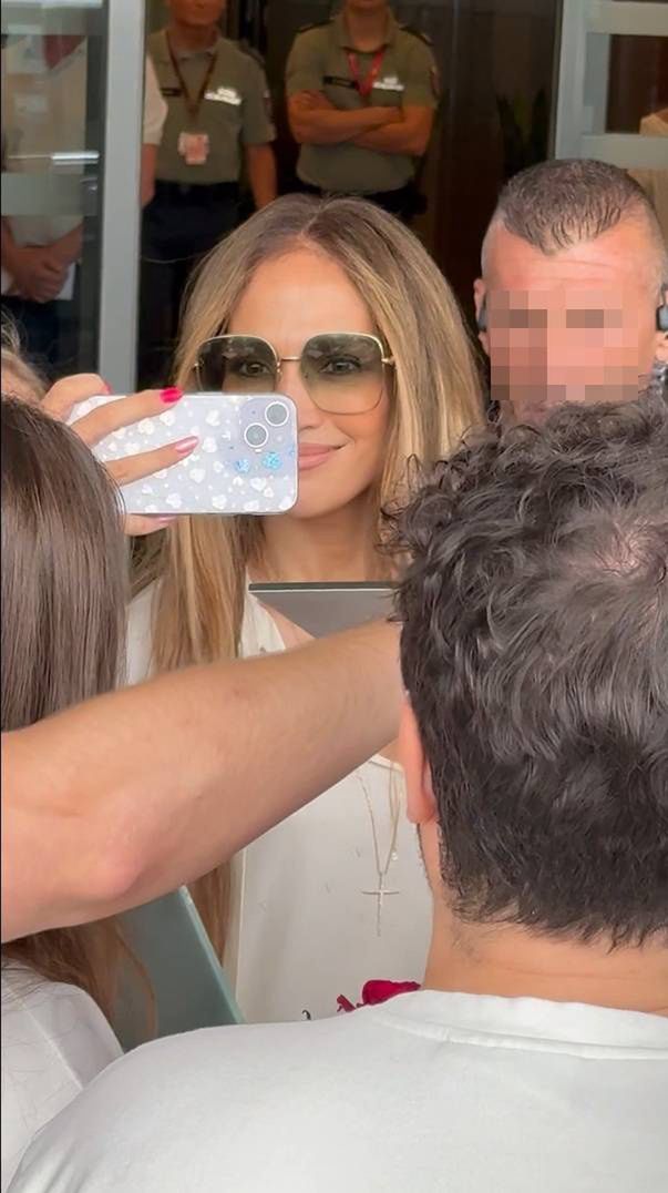 Jennifer Lopez na warszawskim lotnisku