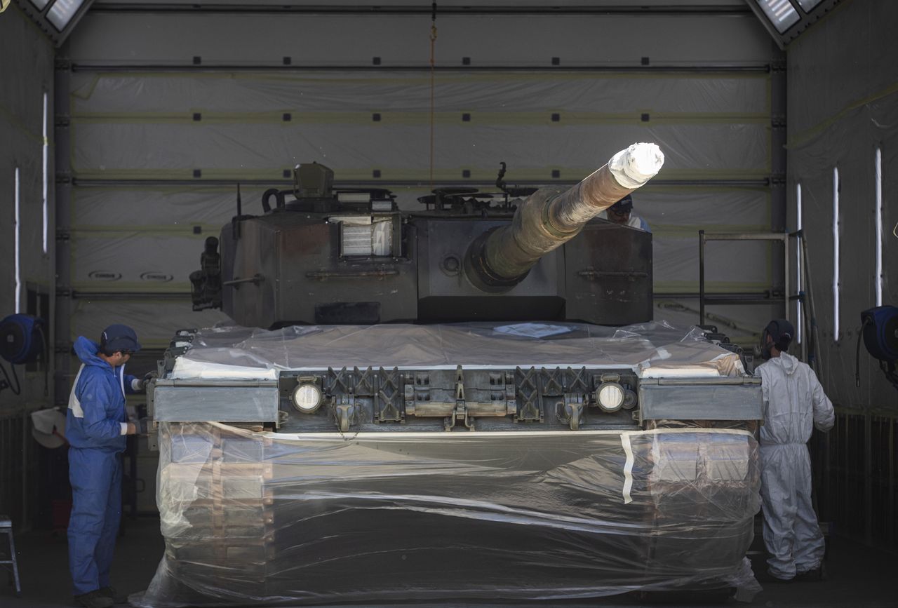 Spanish Leopard 2A4 during overhaul.