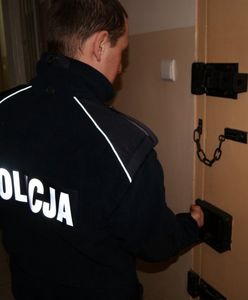 Żywiec. Uszkodzone samochody, radiowóz i elewacja kilku budynków, efekt rajdu po żywieckich ulicach