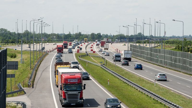 Zachowanie bezpiecznej odległości od poprzedzającego pojazdu na drogach szybkiego ruchu jest w Polsce dużym problemem