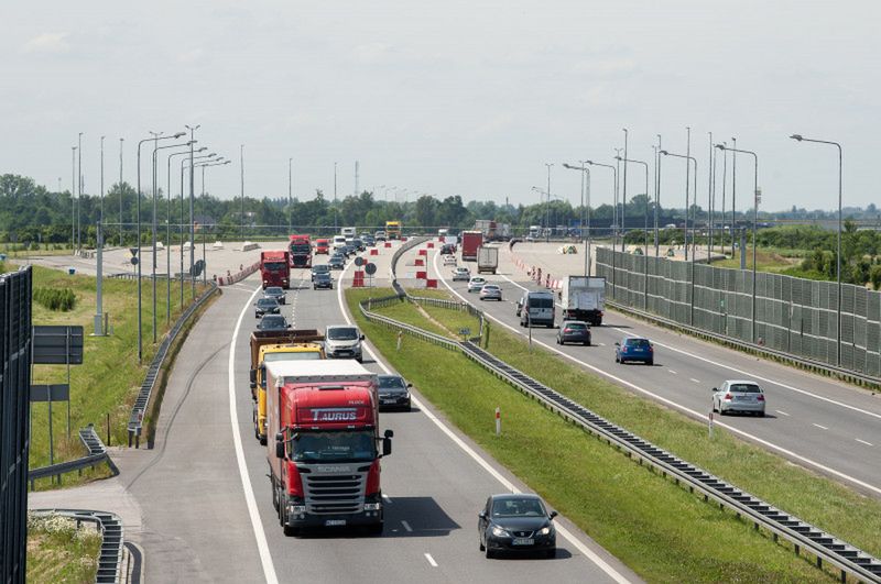 Zachowanie bezpiecznej odległości od poprzedzającego pojazdu na drogach szybkiego ruchu jest w Polsce dużym problemem