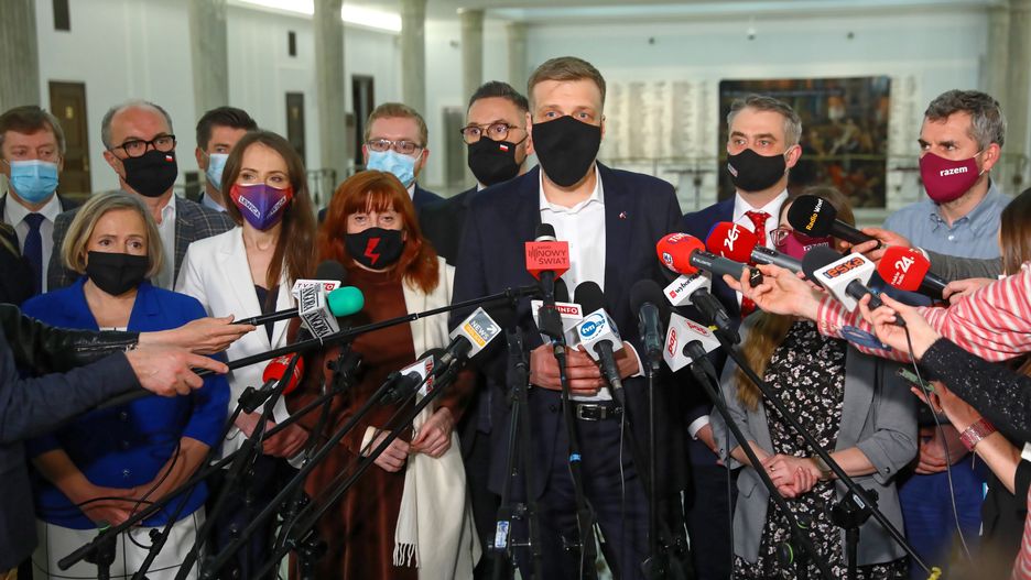 Warszawa, 04.05.2021. Politycy Lewicy od lewej: Wanda Nowicka, Agnieszka Dziemianowicz-Bąk, Małgorzata Prokop-Paczkowska, Adrian Zandberg, Krzysztof Gawkowski, Paulina Matysiak i Maciej Konieczny; za nimi, od lewej: Jan Szopiński, Włodzimierz Czarzasty, Krzysztof Śmiszek, Maciej Kopiec, Marcin Kulasek podczas konferencji prasowej po głosowaniu w Sejmie w Warszawie, 4 bm. Sejm przyjął ustawę wyrażającą zgodę na ratyfikację decyzji o zwiększeniu zasobów własnych UE. (mr) PAP/Rafał Guz