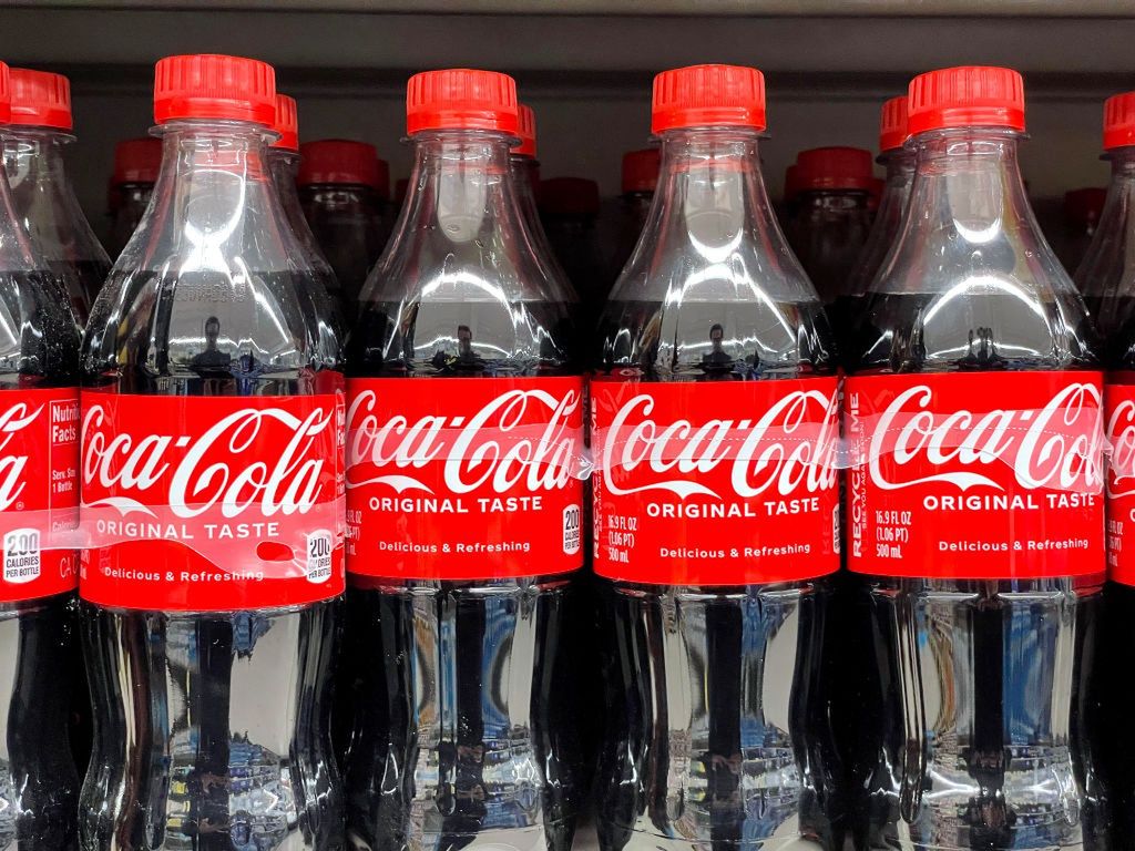 Coca-Cola z przytwierdzonymi korkami do butelki. Koncern przygotowuje się do zmiany prawa