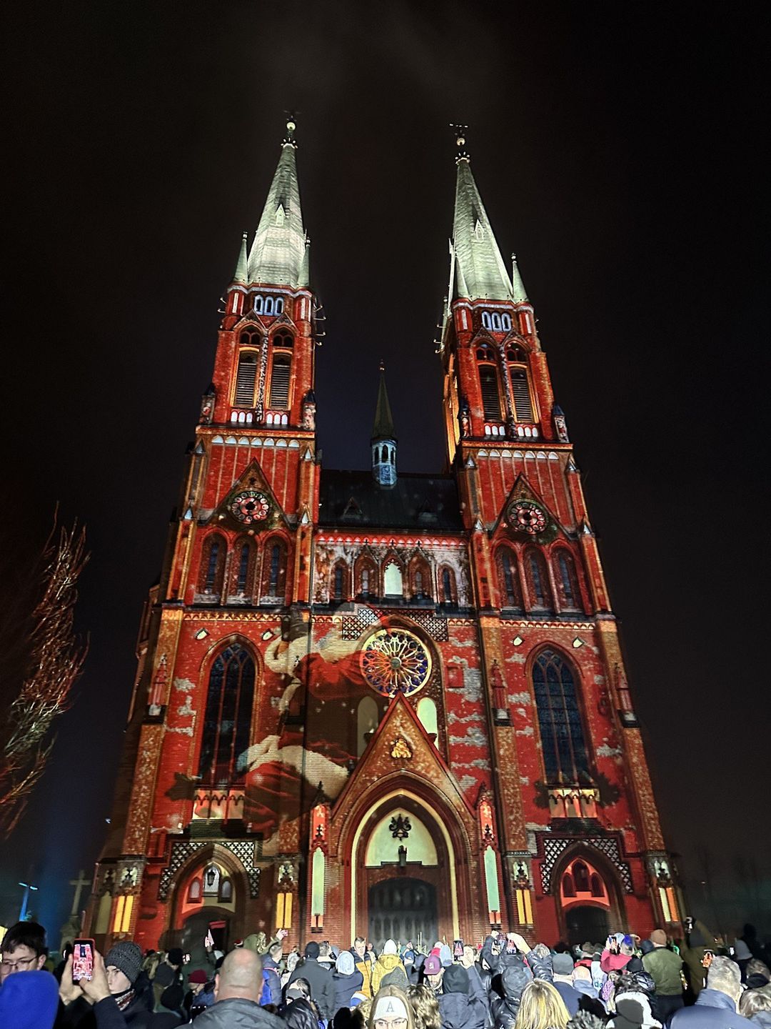 Fantastyczny mapping na ścianie frontowej bazyliki św. Antoniego Padewskiego w Rybniku
