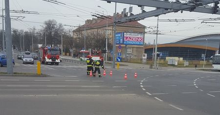 Zerwana trakcja trolejbusowa na skrzyżowaniu ul. Lubelskiego Lipca ’80 i Al. Piłsudskiego