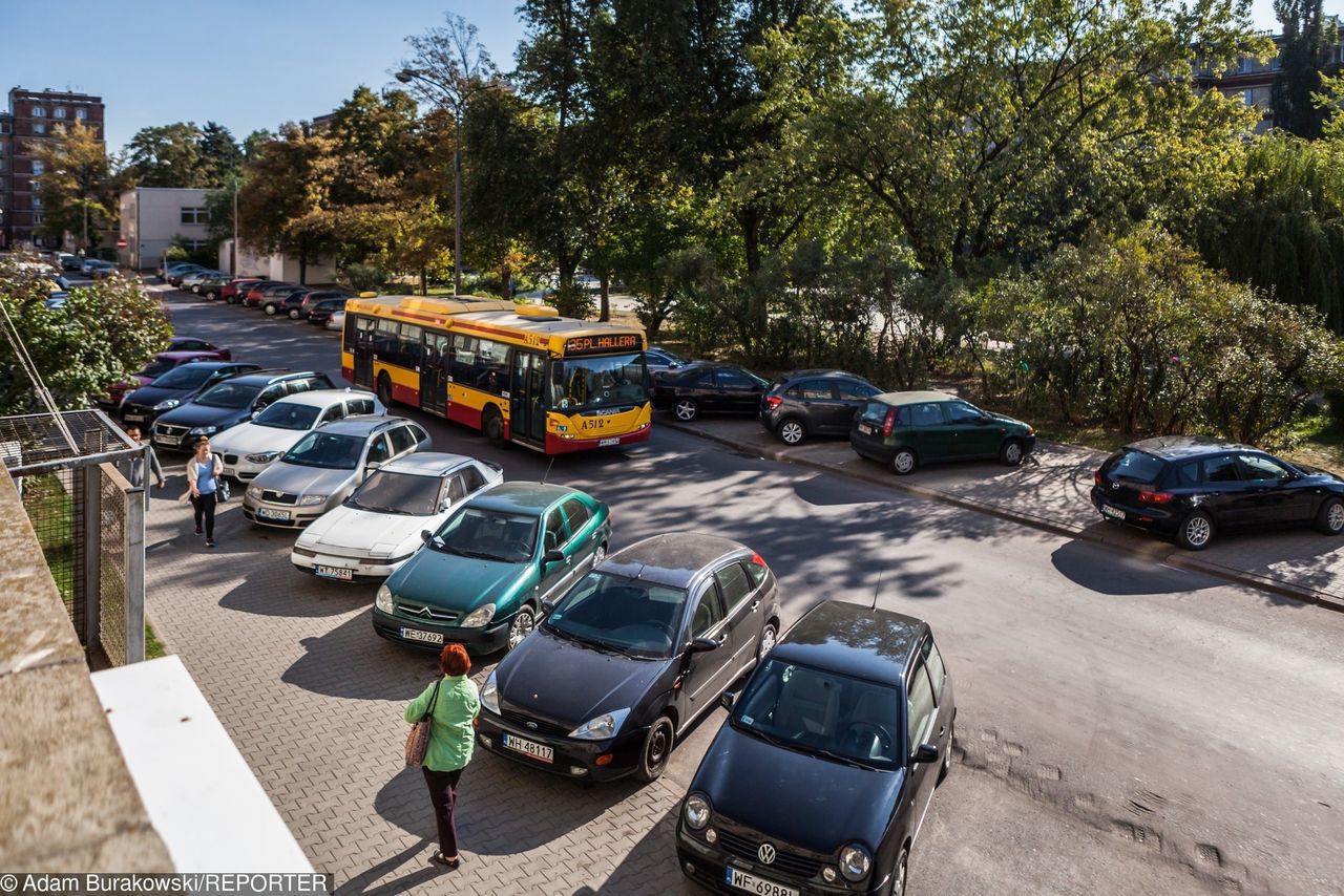 Parkując na chodniku pamiętaj o masie auta. Nieuwaga może skończyć się mandatem