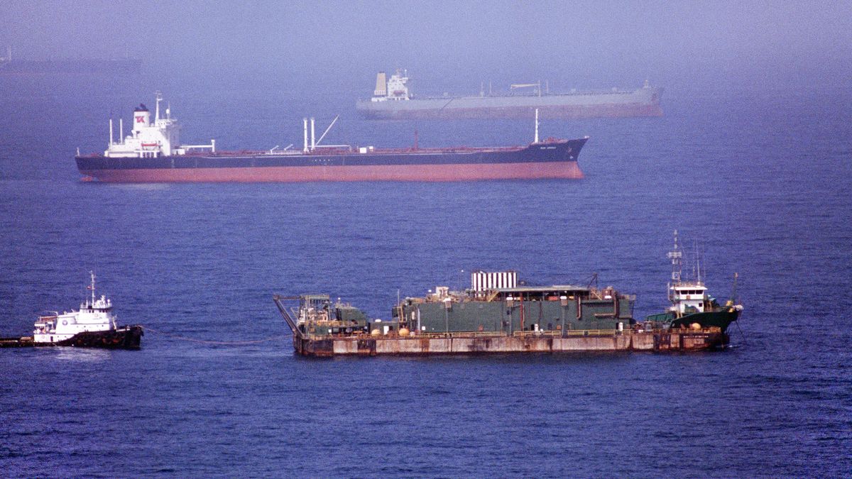 Oil supertankers in the Fujairah anchorage, just off the Strait of Hormuz in the Indian Ocean, United Arab Emirates, 1987. (Photo by Barry Iverson/Getty Images)