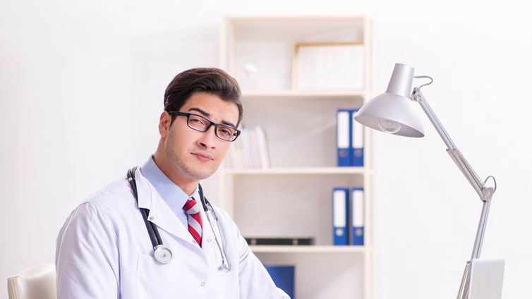 Geny, choć nie są widoczne gołym okiem, wpływają w znaczący sposób na nasze życie. Każdy z nas dziedziczy po rodzicach chromosomy (dwadzieścia trzy od ojca i dwadzieścia trzy od matki), zawierające geny, określane mianem jednostek dziedziczności.