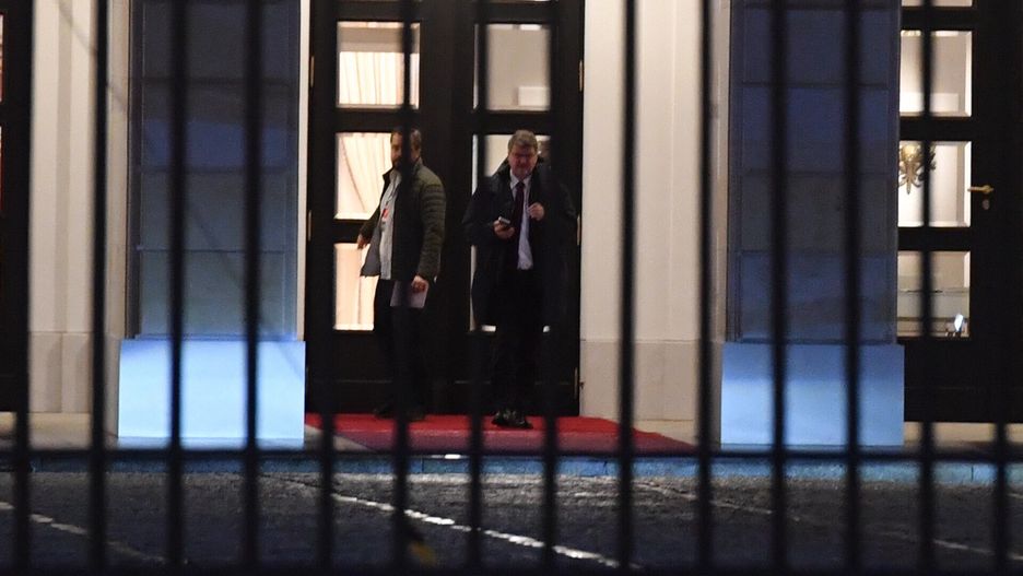 Warszawa, 24.01.2024. Były sekretarz stanu w Ministerstwie Spraw Wewnętrznych i Administracji Maciej Wąsik (P) przed Pałacem Przezydenckim w Warszawie, 24 bm. po spotkaniu z prezydentem Andrzejem Dudą. Prezydent wydał 23 bm. postanowienie o zastosowaniu prawa łaski wobec Mariusza Kamińskiego i Macieja Wąsika. (sko) PAP/Piotr Nowak