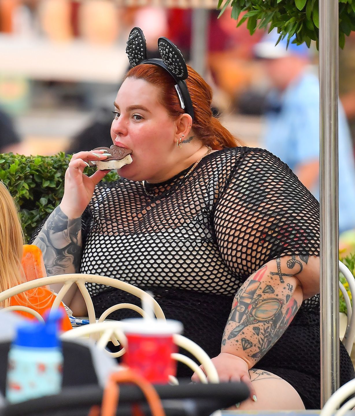Przebrana za Myszkę Miki Tess Holliday delektuje się lodami w Disneylandzie