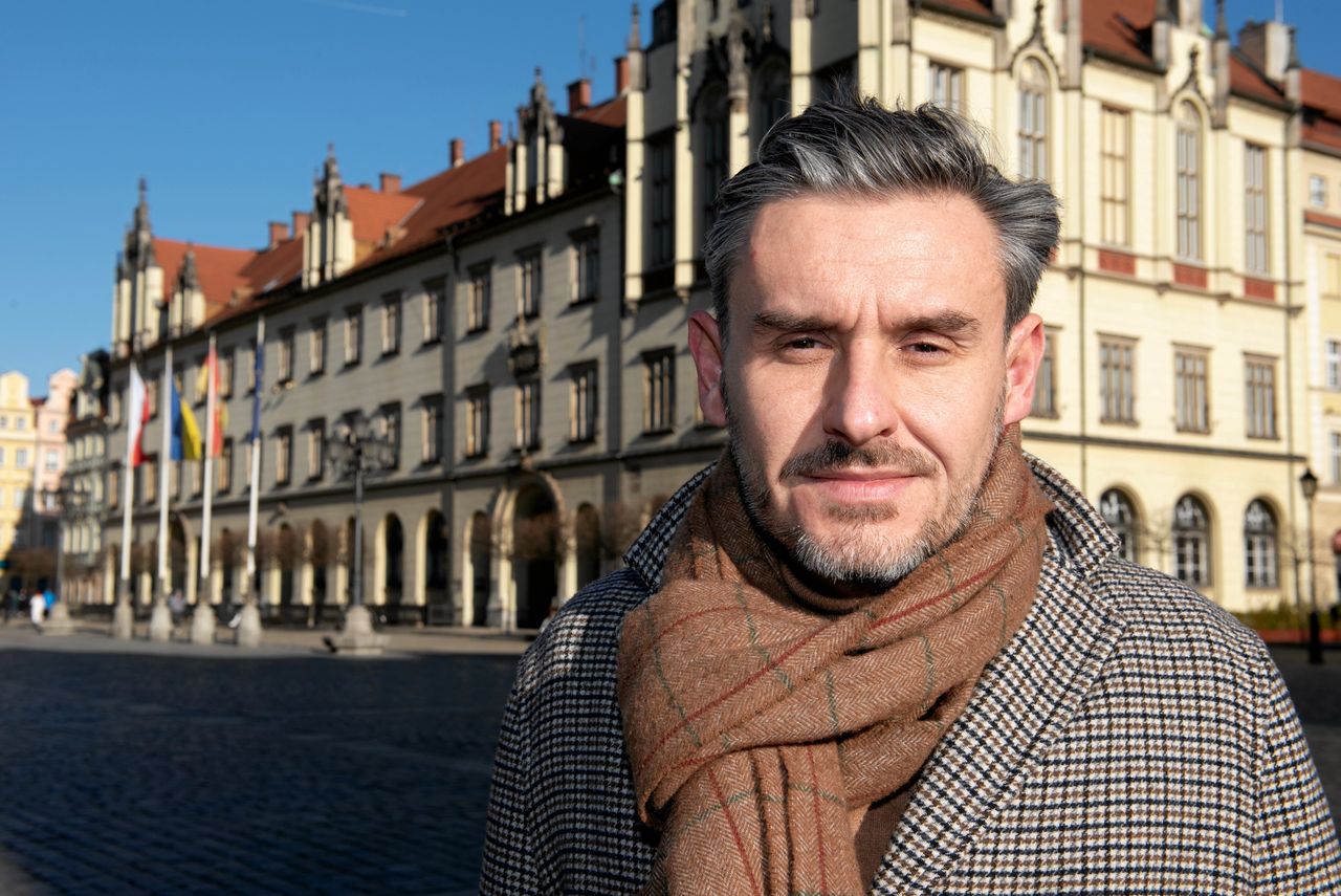 Pojechał na wakacje służbowym autem. Tak zarabiał w państwowym instytucie