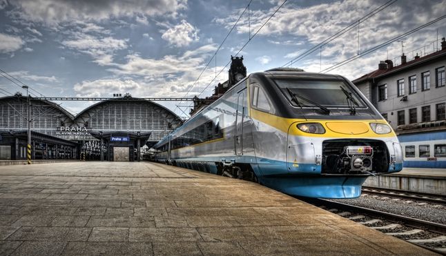 Zdjęcie pendolino pochodzi z serwisu shutterstock.com