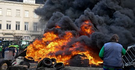 Ogromne protesty w Brukseli. Rolnicy palą opony przed Parlamentem