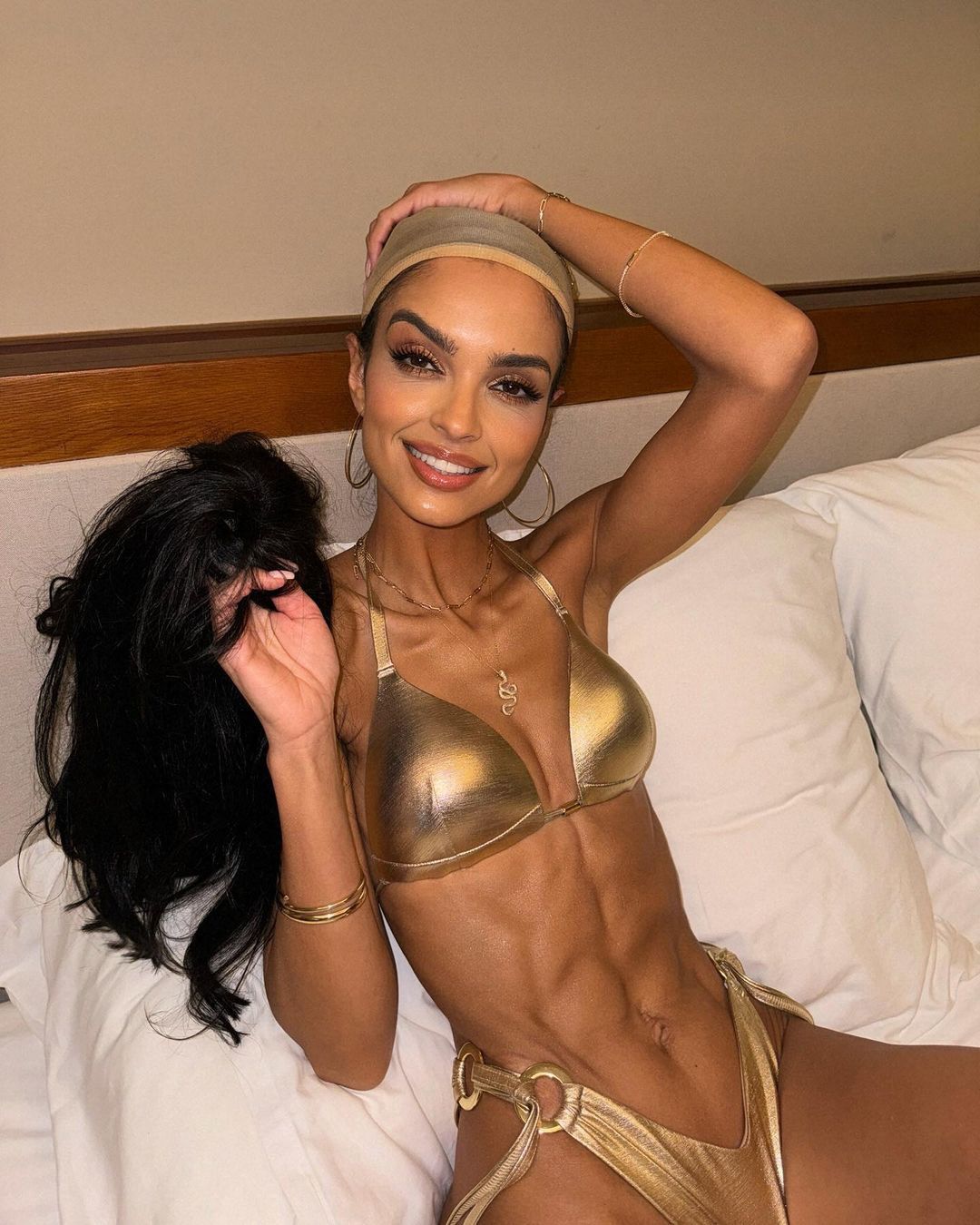 Klaudia El Dursi w złotym bikini