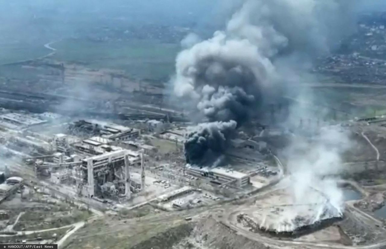 Wojna w Ukrainie. Na zdjęciu: moment bombardowania zakładu Azowstal przez Rosjan 