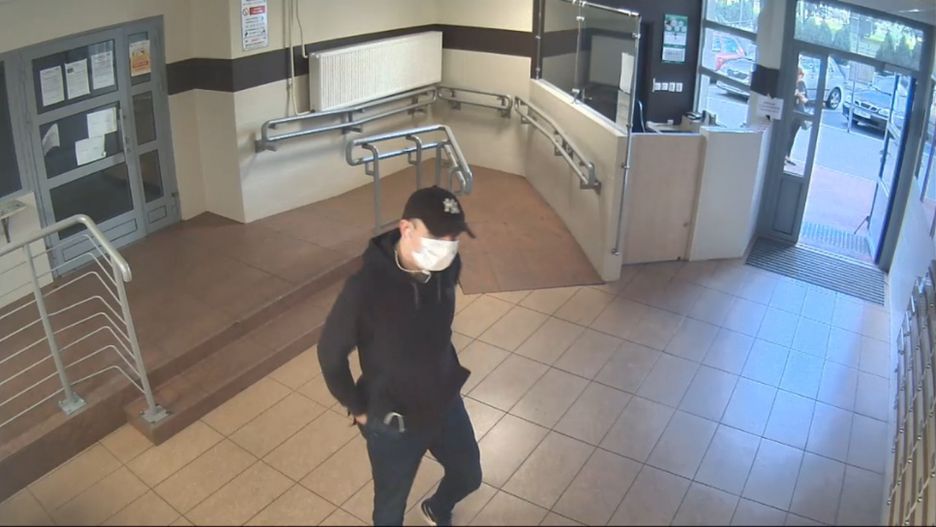 Wizerunek oszusta zarejestrował monitoring.