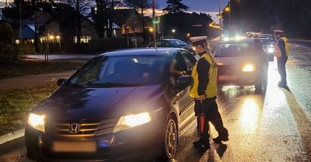 Kierowca zobaczył, jak jedzie. Policja odebrała kobiecie auto