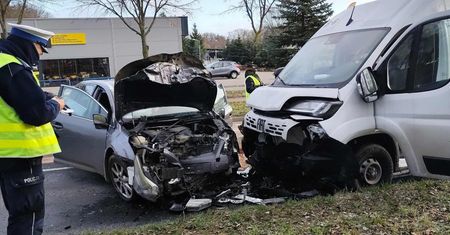 Ostróda: Wypadek na ul. Grunwaldzkiej. Trzy osoby w szpitalu