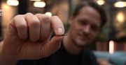 Czipy dla zaszczepionych? Oto paszporty covidowe wszczepiane pod skórę