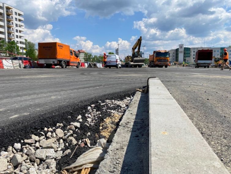 Warszawa. Porządki wokół nowej stacji metra. Będzie zmiana ruchu na Bemowie