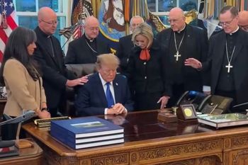 Modlili się nad Trumpem. Teraz biskupi się tłumaczą. "Manipulacja"