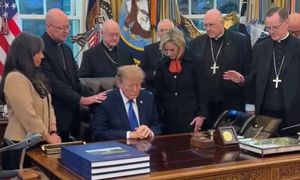 Modlili się nad Trumpem. Teraz biskupi się tłumaczą. "Manipulacja"