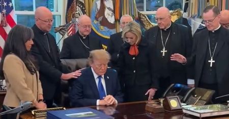 Modlili się nad Trumpem. Teraz biskupi się tłumaczą. "Manipulacja"