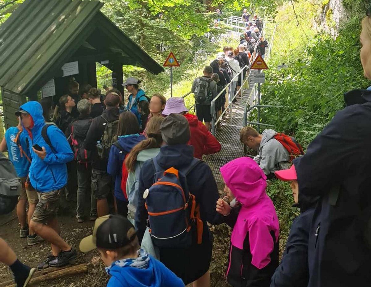 Tłumy w polskich górach. "Przeszliśmy kilka metrów w ciągu 25 minut"