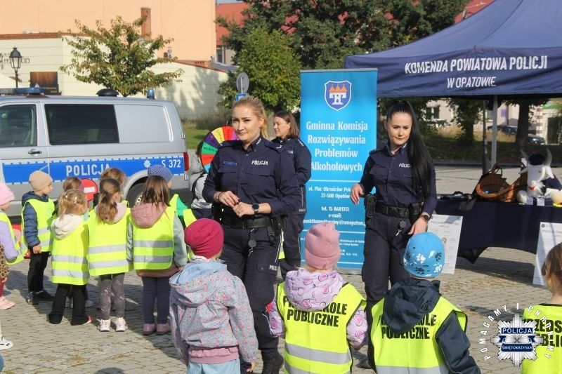 Świeć Przykładem – noś odblaski. Policjanci na opatowskim rynku