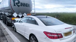 Wypadek na autostradzie A4. Osobówka wjechała w cysternę