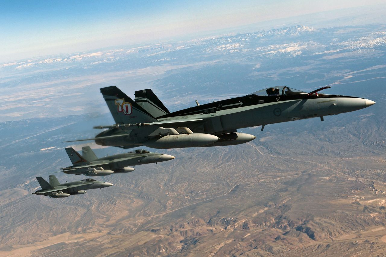 Australijskie myśliwce F/A-18 Hornet w locie