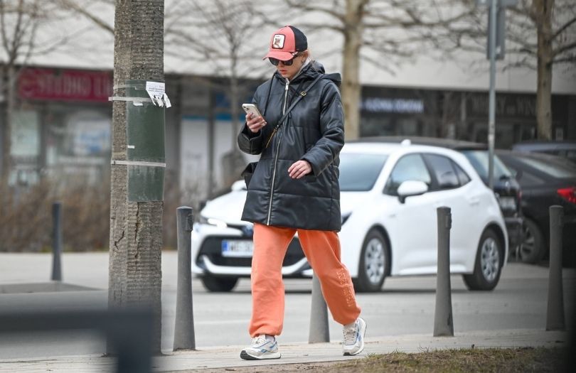 Joanna Opozda spaceruje po Warszawie