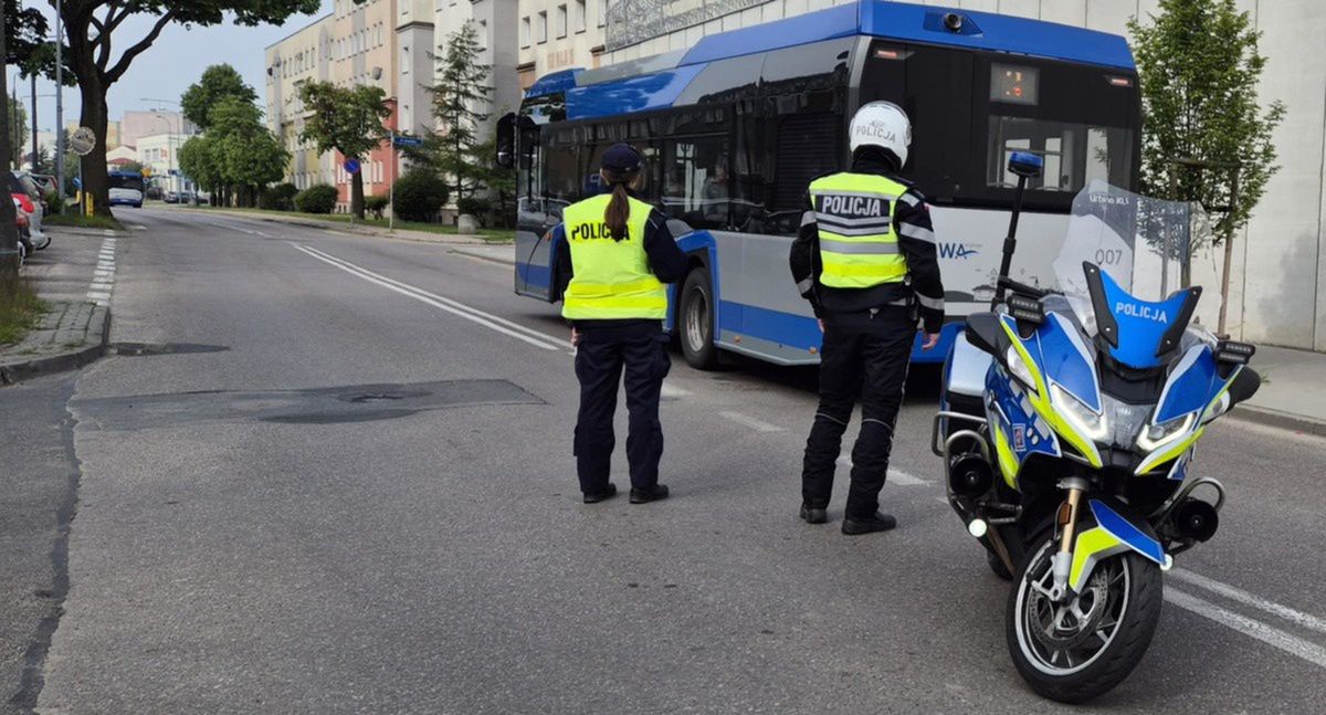 Fot. Licencjodawca. Dwa pociski artyleryjskie w murach więzienia