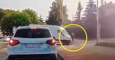 Wypadek w Olsztynie. Potrącony rowerzysta wyleciał w powietrze