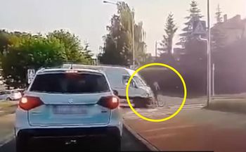 Wypadek w Olsztynie. Potrącony rowerzysta wyleciał w powietrze