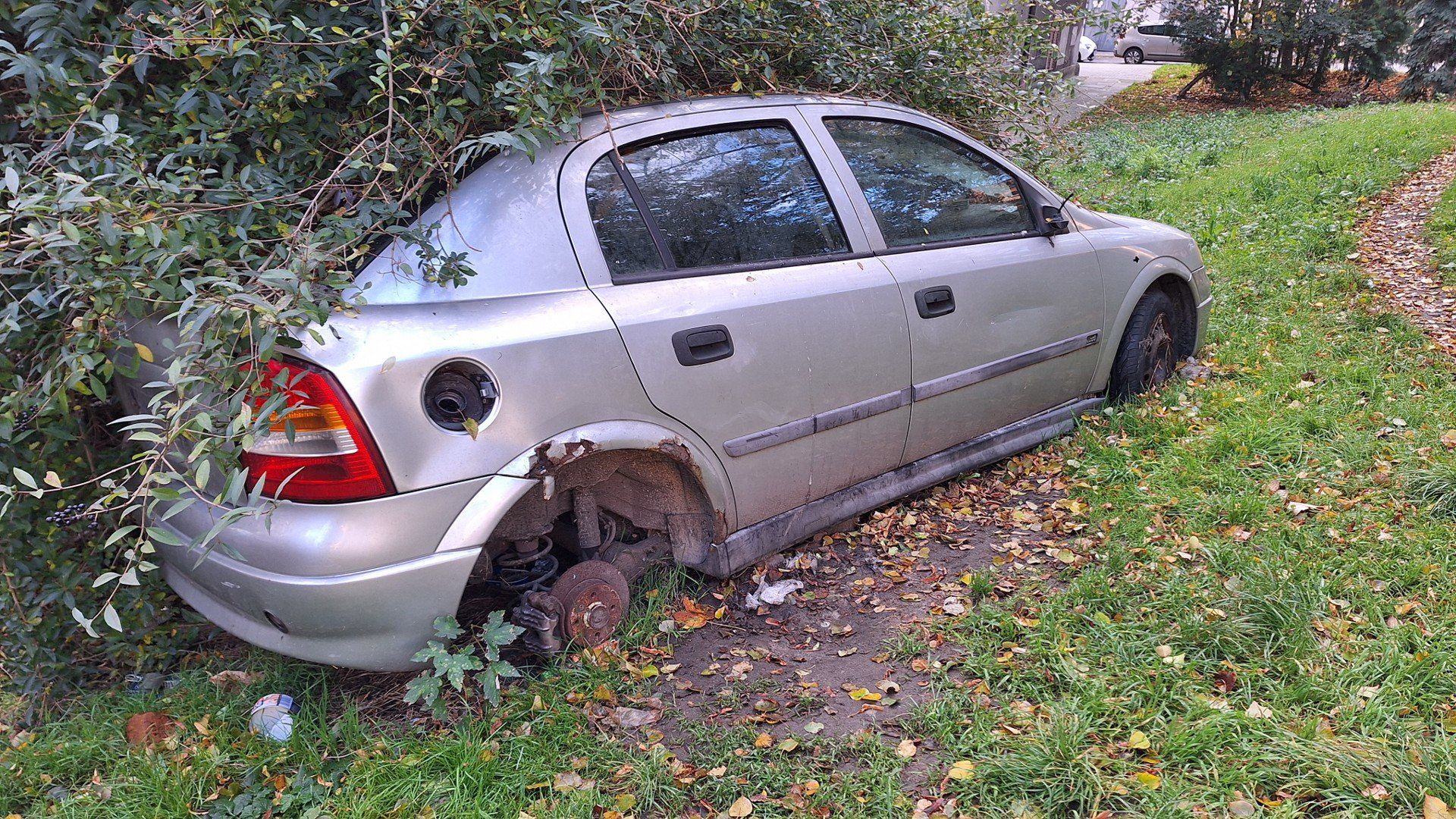 Porzucony, zdezelowany samochód na placu Morawskiego w Tarnowie