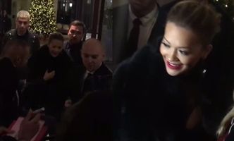 Rita Ora wychodzi z ochroniarzami z hotelu w Warszawie