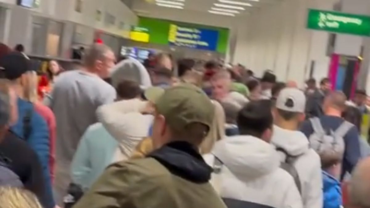 Podróżni czekają wiele godzin w kolejce do odprawy i kontroli bezpieczeństwa