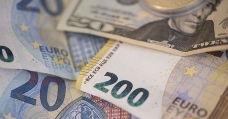 Euro zyskuje na wartości wobec dolara. "W drodze na tegoroczny szczyt"