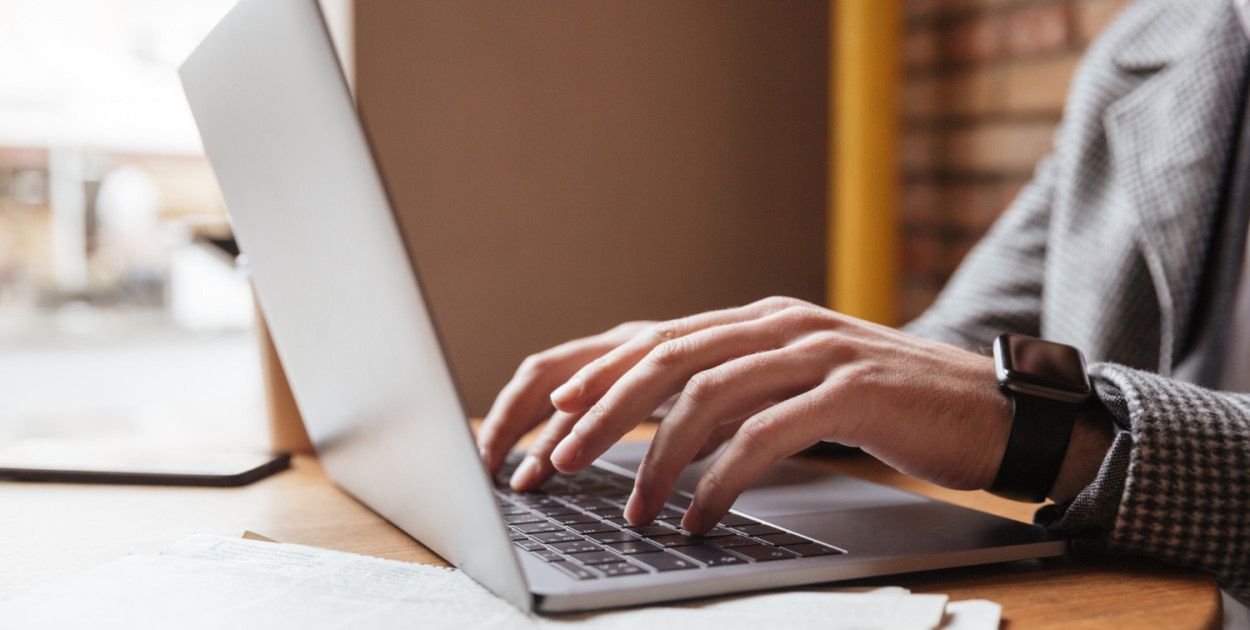 Rząd kupi setki tysięcy laptopów. Kto będzie mógł z nich korzystać?